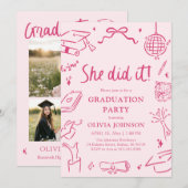 Modern Hand Drawn She did it Pink Graduation Party 招待状 (正面/裏面)