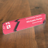 Modern Hot Pink Black Custom Logo Office デスクネームプレート (側面)