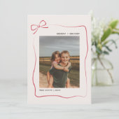 Modern Kids Red Bow Family Photo Christmas シーズンカード (スタンド正面)