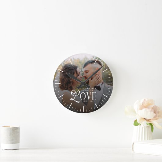 Modern Love Custom Wedding Photo Couples Keepsake ラウンド壁時計 (ホーム)