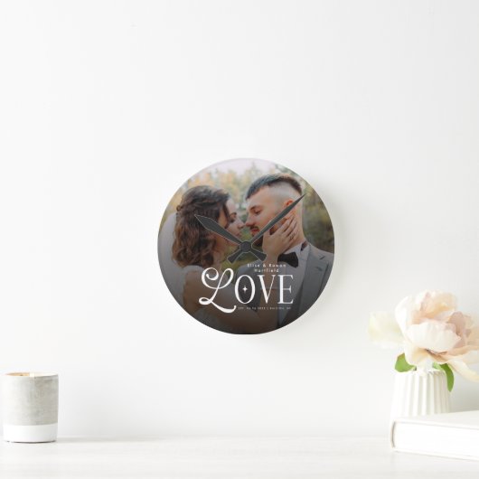 Modern Love Custom Wedding Photo Couples Monogram ラウンド壁時計 (ホーム)