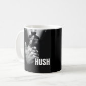 Modern Man Shushing Gesture HUSH Graphic コーヒーマグカップ (正面左)
