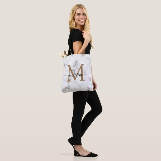 Modern Marble Gold Girly Script Monogram トートバッグ (モデル)