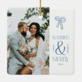 Modern Married and Merry Newlywed Bow Christmas セラミックオーナメント (裏面)
