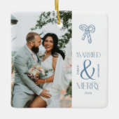 Modern Married and Merry Newlywed Bow Christmas セラミックオーナメント (正面)