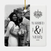 Modern Married and Merry Newlywed Bow Christmas セラミックオーナメント (裏面)