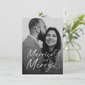 Modern Married and Merry Newlywed Script Christmas シーズンカード (スタンド正面)