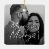 Modern Married and Merry Newlywed Script Christmas セラミックオーナメント (裏面)