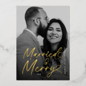 Modern Married and Merry Newlywed Script Christmas 箔シーズンカード (正面)