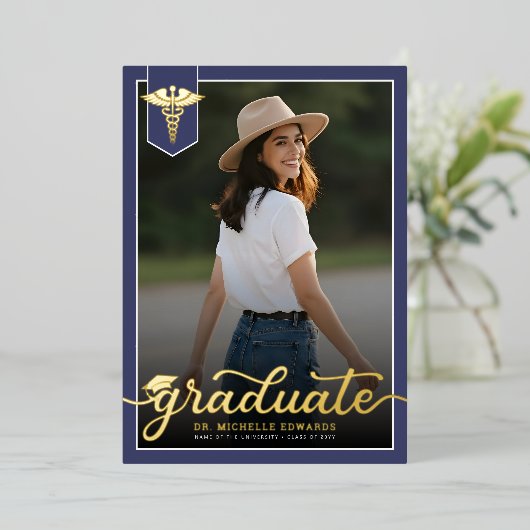 Modern Medical School Graduate Photo Graduation 箔招待状 (立ち正面)