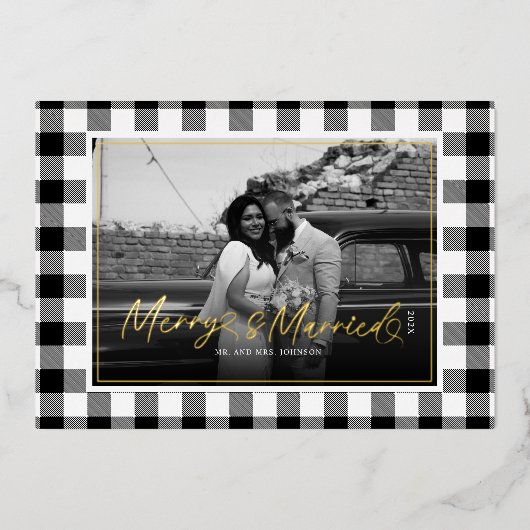 Modern Merry and Married Newlywed Plaid Christmas 箔シーズンカード (正面)