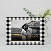 Modern Merry and Married Newlywed Plaid Christmas 箔シーズンカード (立ち正面)