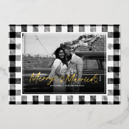 Modern Merry and Married Newlywed Plaid Christmas 箔シーズンカード