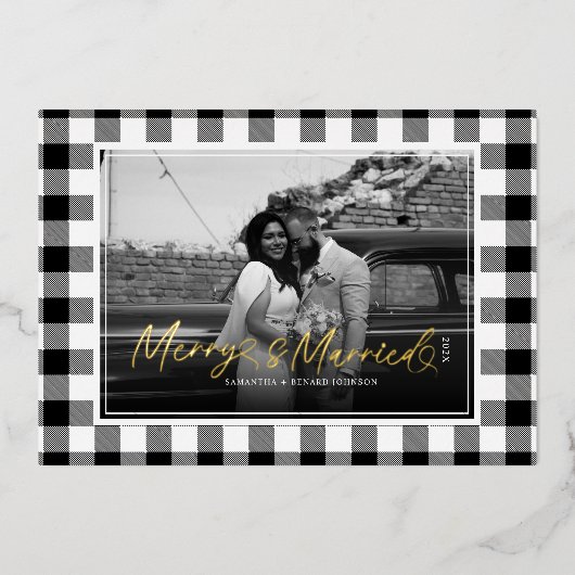 Modern Merry and Married Newlywed Plaid Christmas 箔シーズンカード (正面)