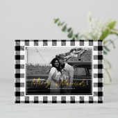 Modern Merry and Married Newlywed Plaid Christmas 箔シーズンカード (立ち正面)