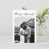 Modern Merry and Married Newlywed Script Christmas シーズンカード (スタンド正面)
