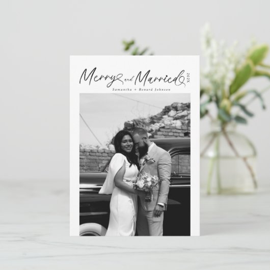 Modern Merry and Married Newlywed Script Christmas シーズンカード (スタンド正面)