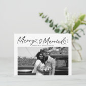 Modern Merry and Married Newlywed Script Christmas シーズンカード (スタンド正面)