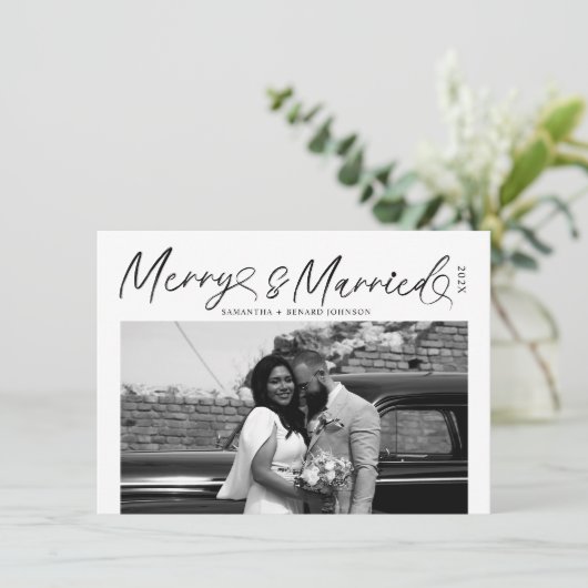 Modern Merry and Married Newlywed Script Christmas シーズンカード (スタンド正面)