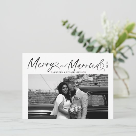 Modern Merry and Married Newlywed Script Christmas シーズンカード (スタンド正面)