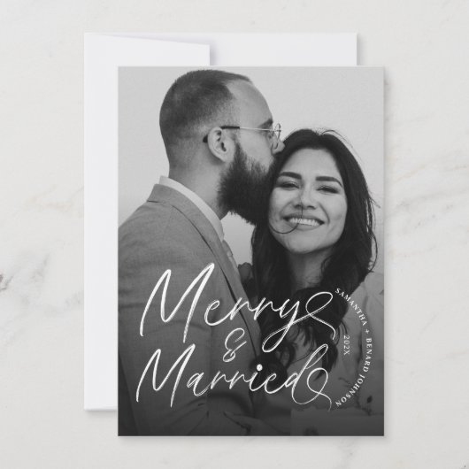 Modern Merry and Married Newlywed Script Christmas シーズンカード (正面)