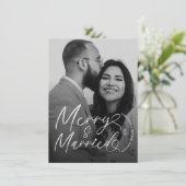 Modern Merry and Married Newlywed Script Christmas シーズンカード (スタンド正面)