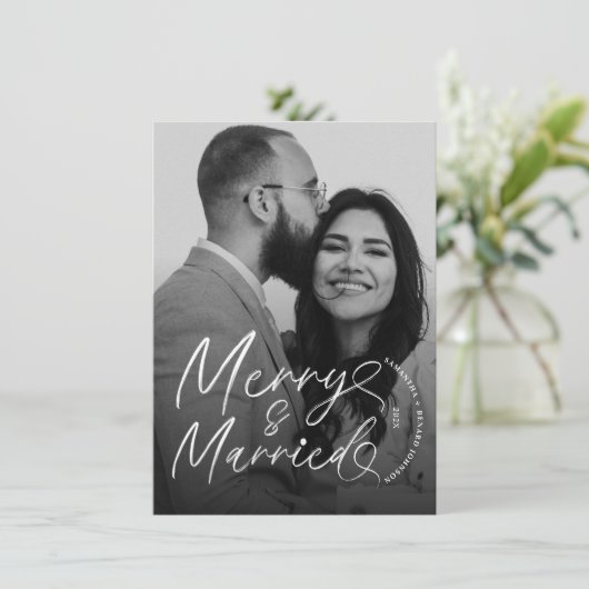 Modern Merry and Married Newlywed Script Christmas シーズンカード (スタンド正面)