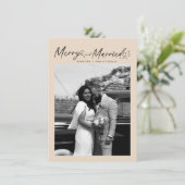 Modern Merry and Married Newlywed Script Christmas シーズンカード (スタンド正面)