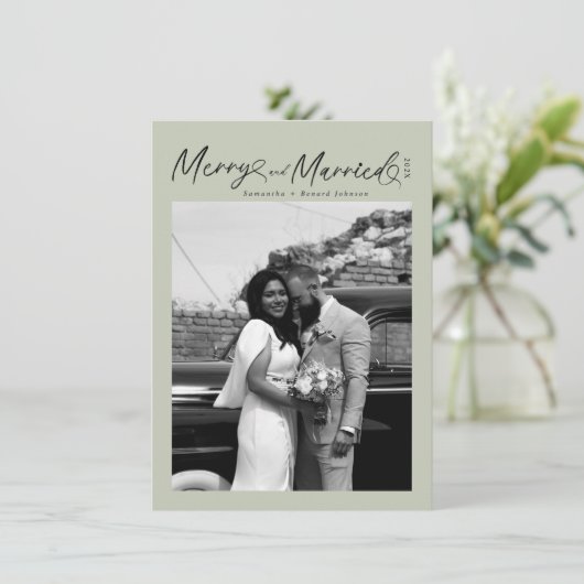 Modern Merry and Married Newlywed Script Christmas シーズンカード (スタンド正面)