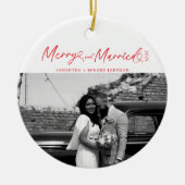 Modern Merry and Married Newlywed Script Christmas セラミックオーナメント (正面)