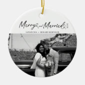 Modern Merry and Married Newlywed Script Christmas セラミックオーナメント (正面)