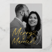 Modern Merry and Married Newlywed Script Christmas 箔シーズンカード (正面)