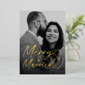 Modern Merry and Married Newlywed Script Christmas 箔シーズンカード (立ち正面)