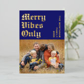 Modern Merry Vibes Only Family Photo Midnight Blue 箔シーズンカード (立ち正面)