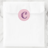 Modern Metallic Rosemaling Letter C, Pink/Purple ラウンドシール (バッグ)