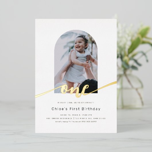 Modern Minimal Arch Photo First Birthday 箔招待状 (立ち正面)