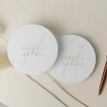 Modern Minimal Elegant Script Monogram Wedding ラウンドシール<br><div class="desc">Modern Minimal Elegant Script Monogram Wedding Classic Round Sticker Add a touch of elegance to your wedding with these modern, minimalist, and elegant script monogram classic round stickers. Crafted in classic white and gold colors, these stickers are perfect for sealing invitations, favor bags, or adding a personalized touch to any...</div>
