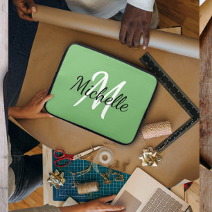 Modern Minimal Green Monogram Name + Intial ラップトップスリーブ