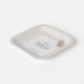 Modern Minimalist Beige Butterfly Bridal Shower ペーパープレート (傾斜あり)