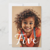 Modern Minimalist Black Script 5th Birthday Photo 招待状 (裏面)