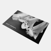 Modern Minimalist Black & White Flower with ursign ドアマット (アングル)