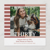 Modern Minimalist Striped 30th Birthday Square 招待状 (正面)