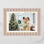Modern Mocha Brown Stripes Photo Christmas Gold 箔シーズンカード (正面)