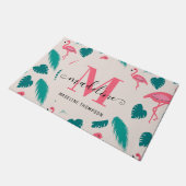 Modern Monogram Tropical Leaves Hot Pink Flamingo ドアマット (アングル)