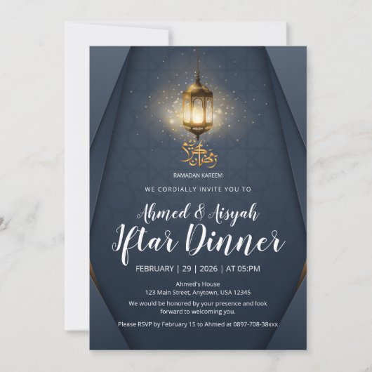 Modern Navy Blue and Gold Glowing Lantern Iftar 招待状 (正面)
