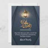 Modern Navy Blue and Gold Glowing Lantern Iftar 招待状 (裏面)