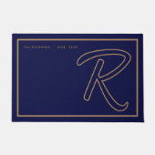 Modern Navy Blue Gold Monogram Script Family Name ドアマット (正面)