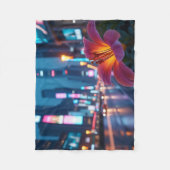 Modern Neon Lily フリースブランケット (正面)