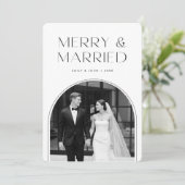 Modern Newlywed Black & White Arch Photo Christmas シーズンカード (スタンド正面)