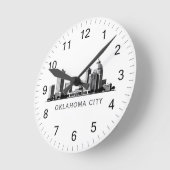Modern Oklahoma City Stylized Skyline ラウンド壁時計 (傾斜)